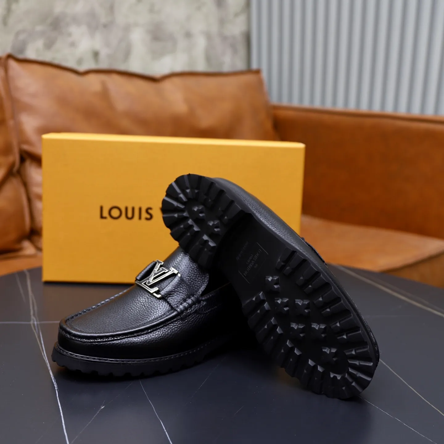 Ex-factory price: 600💰Louis Vuitton LV men's classic Oxford shoes, men's business formal boutique leather shoes, classic style, almond kernel exquisite toe, ultimate art, the whole shoe is made of imported cow leather (open edge beads), carefully selected, fine pores, excellent gloss, soft texture, strong toughness, durable and not easy to deform, apricot fetal cowhide leather lining, soft and comfortable, sweat-absorbent and breathable. Foam outsole, original box and dust bag packaging! Size: 38–44 (45/46 customized)